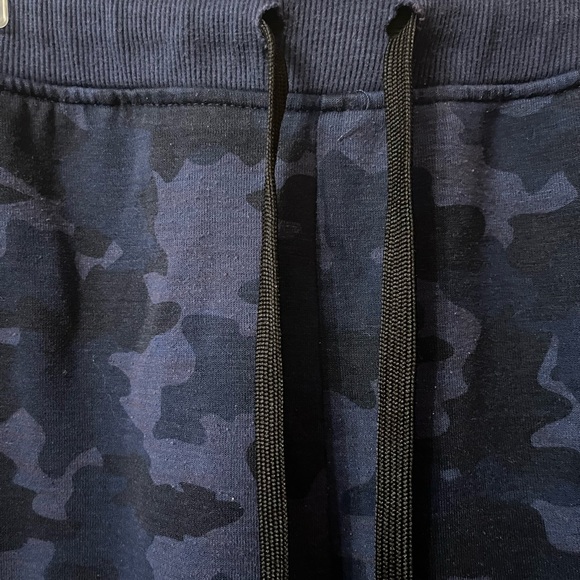 Selling men’s blue camo sweatpants - Picture 3 of 3